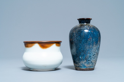 Une collection vari&eacute;e de quatre vases et un br&ucirc;le-parfum en porcelaine de Chine et de Japon monochrome, 19/20&egrave;me