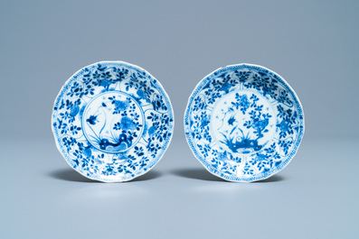 Een Chinese blauw-witte theebus, zes koppen, twee schotels en twee borden, Kangxi/Yongzheng