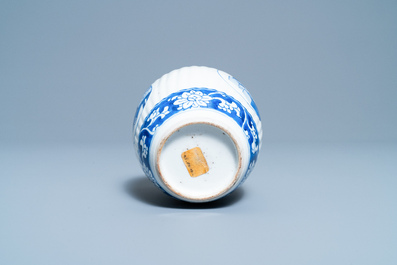 Een Chinese blauw-witte theebus, zes koppen, twee schotels en twee borden, Kangxi/Yongzheng