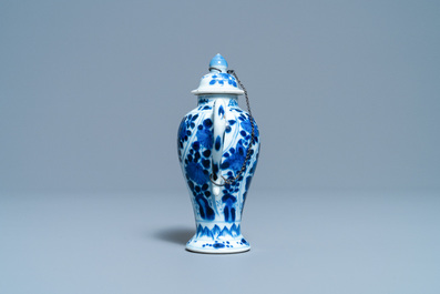 Een zeldzame Chinese blauw-witte miniatuur theepot, Kangxi