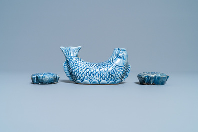 Drie monochrome blauwe visvormige waterdruppelaars, Korea, Joseon, 19e eeuw