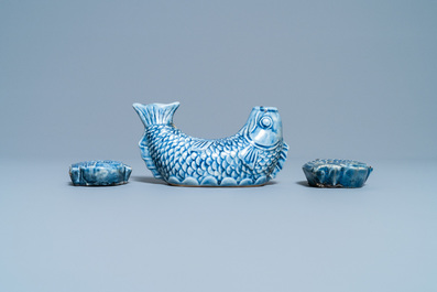 Trois compte-gouttes en forme de poisson en porcelaine de Cor&eacute;e en bleu monochrome, Joseon, 19&egrave;me