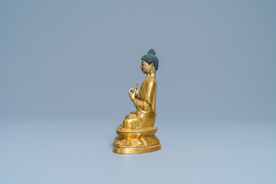 Een Chinese vergulde bronzen figuur van Boeddha, Kangxi
