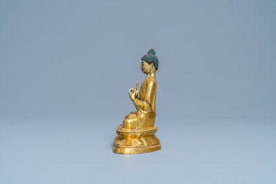 Une figure de Bouddha en bronze dor&eacute;, Chine, Kangxi