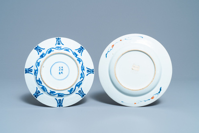 Een Chinese blauw-witte theebus, zes koppen, twee schotels en twee borden, Kangxi/Yongzheng