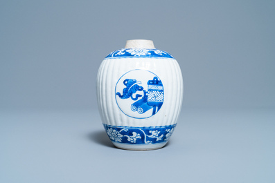 Een Chinese blauw-witte theebus, zes koppen, twee schotels en twee borden, Kangxi/Yongzheng