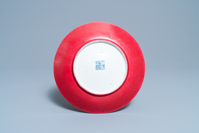 Een Chinese monochrome robijnrode schotel, Jiaqing merk en periode