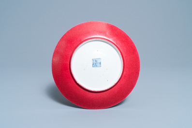 Un plat en porcelaine de Chine rouge de rubis monochrome, marque et &eacute;poque de Jiaqing