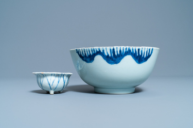 Une assiette aux ph&eacute;nix, un bol aux crabes et un bol en forme de lotus en porcelaine de Chine en bleu et blanc, Kangxi
