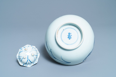 Une assiette aux ph&eacute;nix, un bol aux crabes et un bol en forme de lotus en porcelaine de Chine en bleu et blanc, Kangxi
