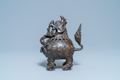 Un grand br&ucirc;le-parfum en bronze laqu&eacute; en forme de luduan, Ming