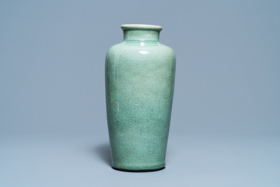 Un vase en porcelaine de Chine c&eacute;ladon monochrome &agrave; fond craquel&eacute;, 19&egrave;me