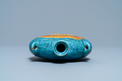 Een Chinese turquoise en oker-geglazuurde 'moonflask' vaas, Ming