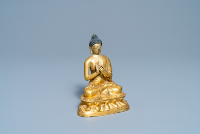 Une figure de Bouddha en bronze dor&eacute;, Chine, Kangxi