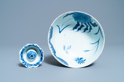 Een Chinees blauw-wit 'feniksen' bord, een 'krabben' kom en een lotusvormige kom, Kangxi