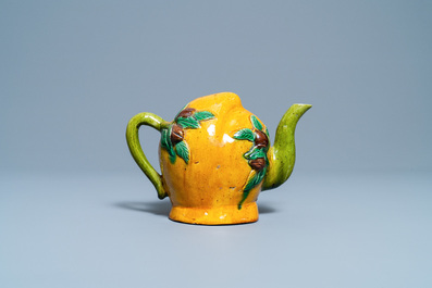 A Chinese sancai-glazed peach-shaped cadogan teapot, 19th C.