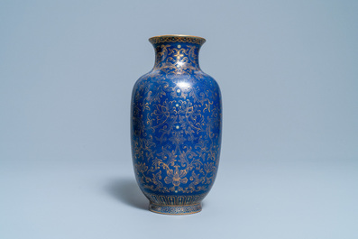 Een Chinese monochrome blauwe vaas met verguld decor, Qianlong merk, Republiek