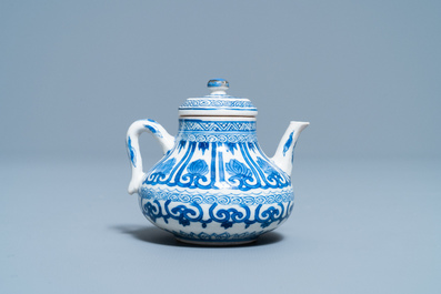 Une th&eacute;i&egrave;re miniature en porcelaine de Chine p&acirc;te tendre en bleu et blanc, Kangxi