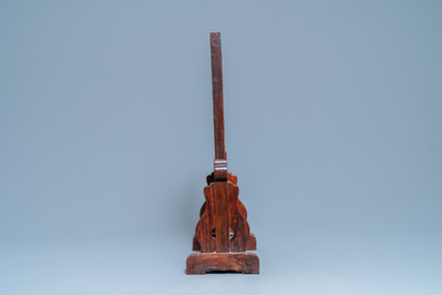Un &eacute;cran de table en bois incrust&eacute; d'une plaque en porcelaine de Chine qianjiang cai, 19/20&egrave;me