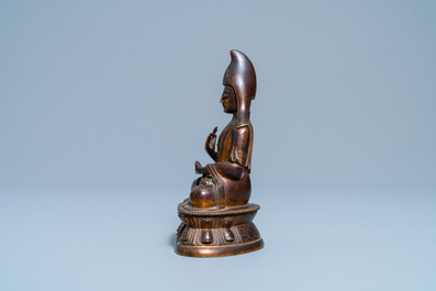 Une figure d'un lama en bronze dor&eacute;, Sino-Tibet, 18/19&egrave;me