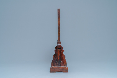 Un &eacute;cran de table en bois incrust&eacute; d'une plaque en porcelaine de Chine en grisaille, 19&egrave;me