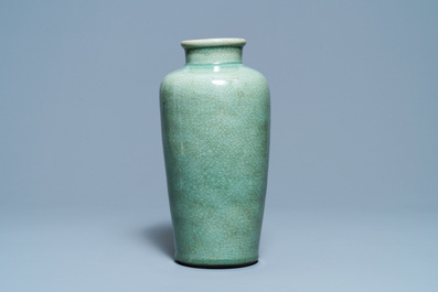 Un vase en porcelaine de Chine c&eacute;ladon monochrome &agrave; fond craquel&eacute;, 19&egrave;me