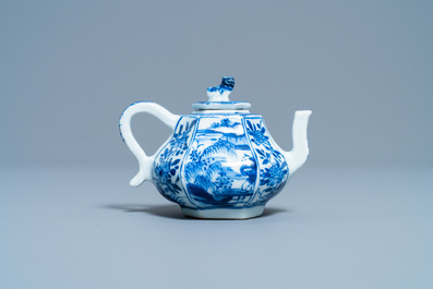 Een zeshoekige Chinese blauw-witte theepot met deksel, Kangxi