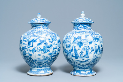 Deux vases couverts en porcelaine de Chine en bleu et blanc, Wanli