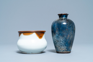Een diverse collectie van vier Chinese en Japanse monochrome vazen en een wierookbrander, 19/20e eeuw