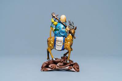 Een Chinese ge&euml;mailleerde zilveren figuur van Shou Lao op een hert, 19e eeuw