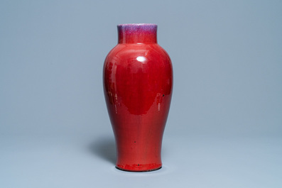 Een Chinese flamb&eacute;-geglazuurde vaas, 19e eeuw