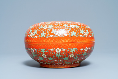 A Chinese iron red and gilt round box and cover, 20th C.