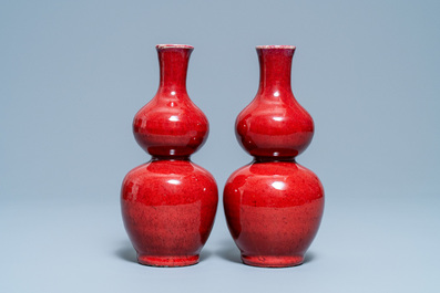 Une paire de vases de forme double gourde en porcelaine de Chine sang de boeuf monochrome, 19&egrave;me