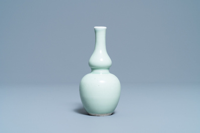 Un vase de forme double gourde en porcelaine de Chine c&eacute;ladon monochrome, Kangxi