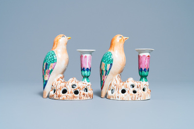 Une paire de bougeoirs en forme d'oiseaux en porcelaine de Chine famille rose, Jiaqing