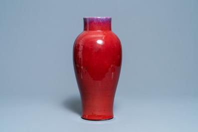 Un vase en porcelaine de Chine &agrave; &eacute;mail flamb&eacute;, 19&egrave;me