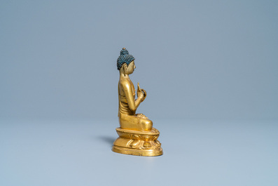 Une figure de Bouddha en bronze dor&eacute;, Chine, Kangxi