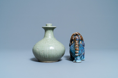 Un kendi en porcelaine de Chine c&eacute;ladon monochrome et un br&ucirc;le-parfum &agrave; &eacute;mail flamb&eacute; de Shiwan, 18/19&egrave;me