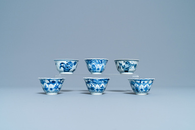 Een Chinese blauw-witte theebus, zes koppen, twee schotels en twee borden, Kangxi/Yongzheng