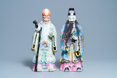 Deux grandes figures des Trois Dieux du Bonheur en porcelaine de Chine famille rose, 19&egrave;me