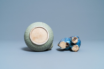 Un kendi en porcelaine de Chine c&eacute;ladon monochrome et un br&ucirc;le-parfum &agrave; &eacute;mail flamb&eacute; de Shiwan, 18/19&egrave;me
