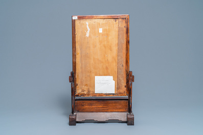 Een Chinees houten tafelscherm met grisaille plaquette, 19e eeuw