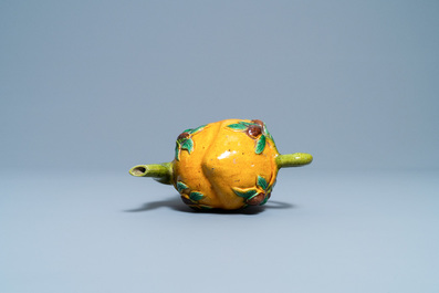 A Chinese sancai-glazed peach-shaped cadogan teapot, 19th C.