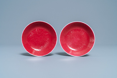 Une paire de coupes en porcelaine de Chine rouge de rubis monochrome, marque et &eacute;poque de Jiaqing