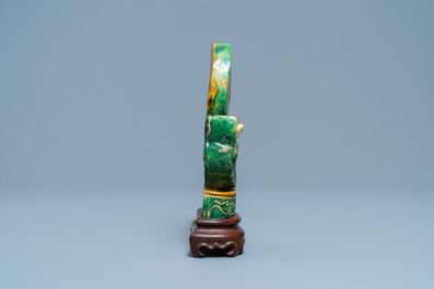 Un ornement d'autel en gr&egrave;s &eacute;maill&eacute; sancai sur socle en bois, Chine, Ming