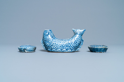Trois compte-gouttes en forme de poisson en porcelaine de Cor&eacute;e en bleu monochrome, Joseon, 19&egrave;me