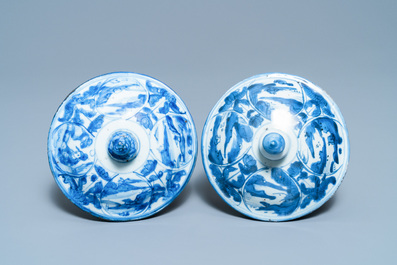 Twee Chinese blauw-witte dekselvazen, Wanli