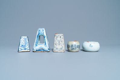 Cinq poids de rouleau en porcelaine de Chine en bleu et blanc, Ming/Qing