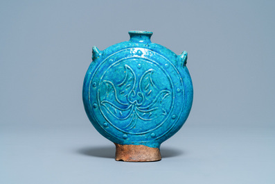 Een Chinese turquoise en oker-geglazuurde 'moonflask' vaas, Ming
