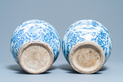 Deux vases couverts en porcelaine de Chine en bleu et blanc, Wanli